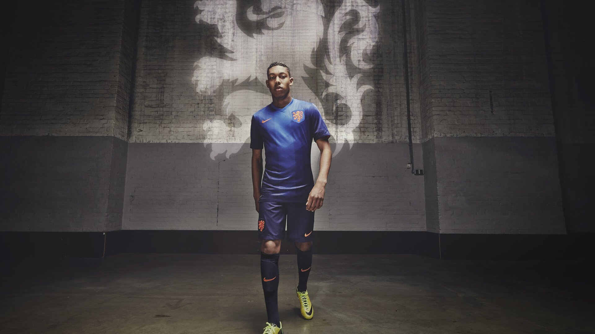 墨西哥球员脚底打滑摔出界，被判越位？，墨西哥国脚