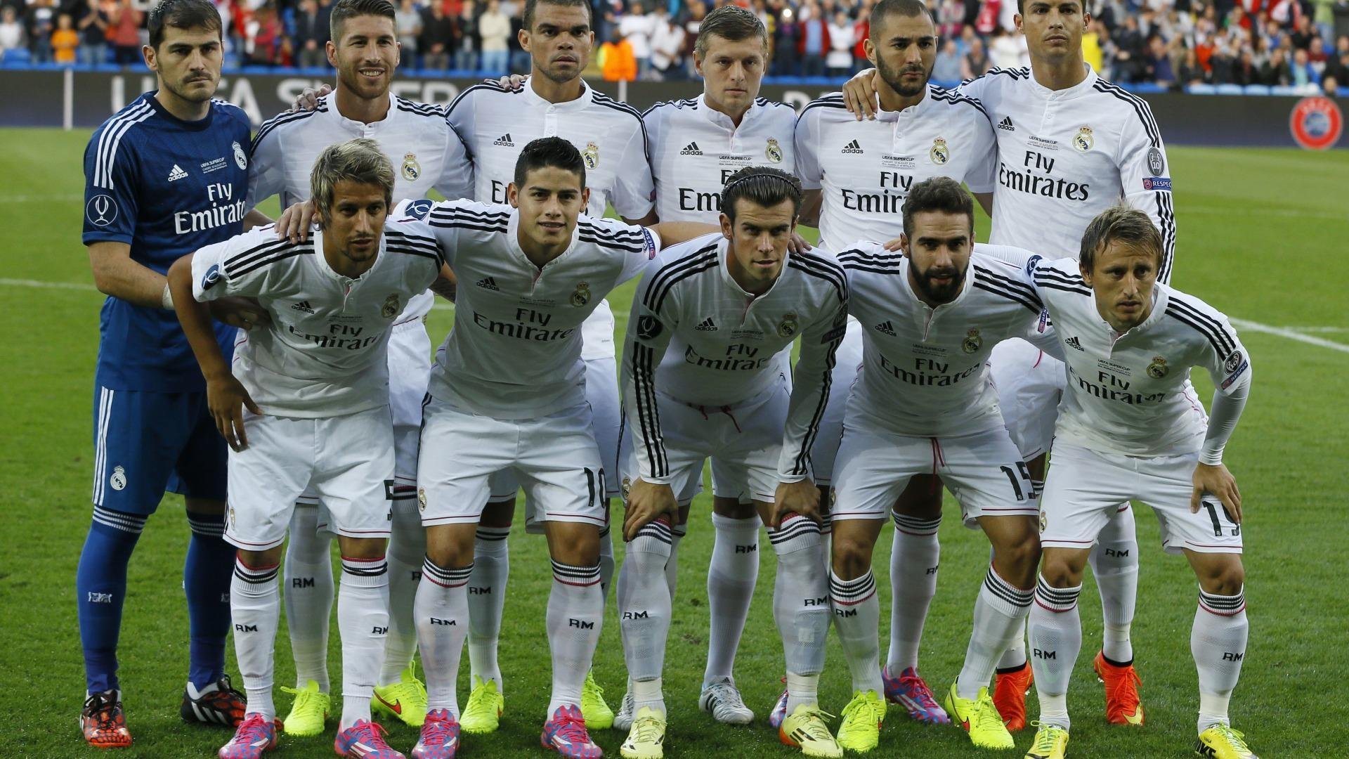 墨西哥球员脚底打滑摔出界，被判越位？，墨西哥国脚